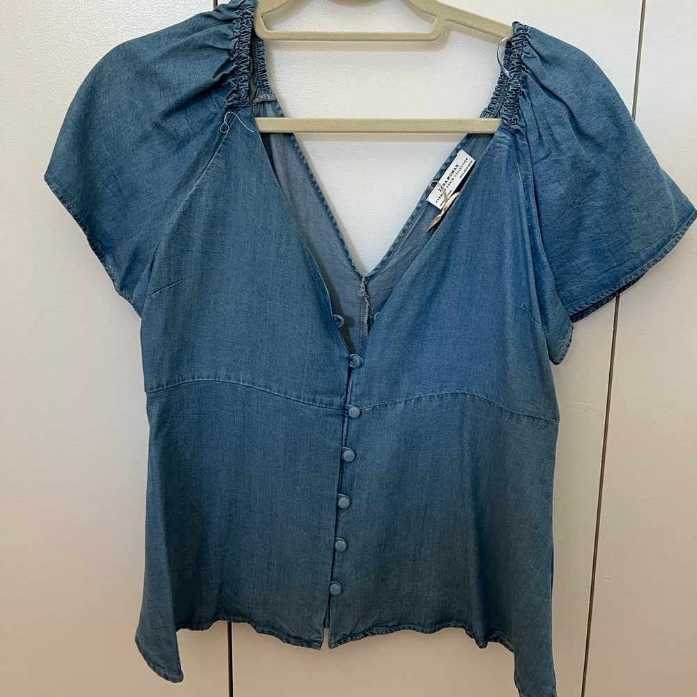 Blue denim-look top, very flattering